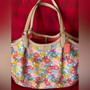 Coach EUC hobo bag. 2 zippers inside and 2 pockets inside!  Spring colors